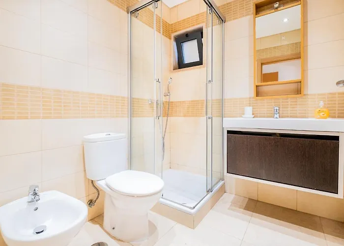 Cozy With Pool And Barbecue