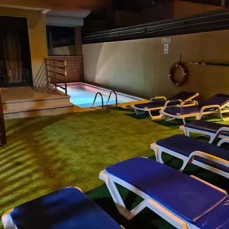 펜션 Cozy With Pool And Barbecue