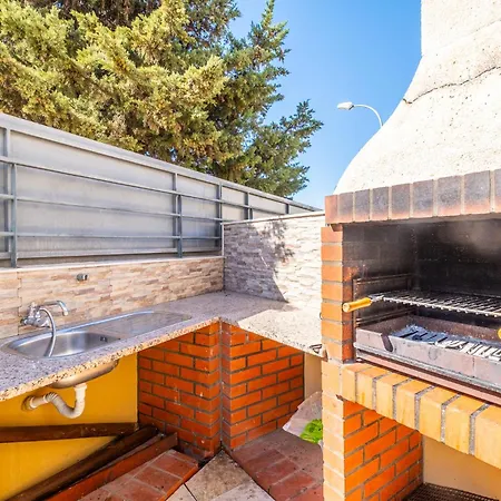 Cozy With Pool And Barbecue בית נופש
