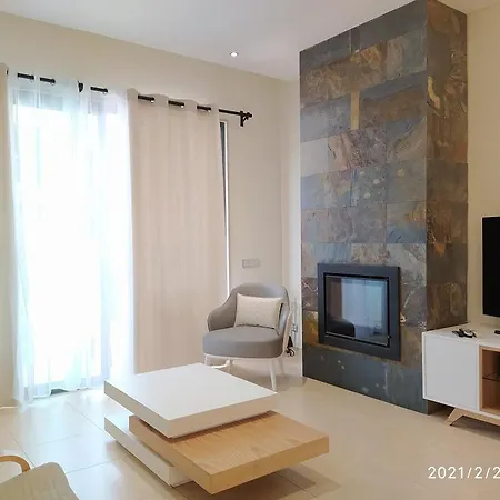 Cozy With Pool And Barbecue