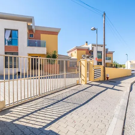 Cozy With Pool And Barbecue 別荘