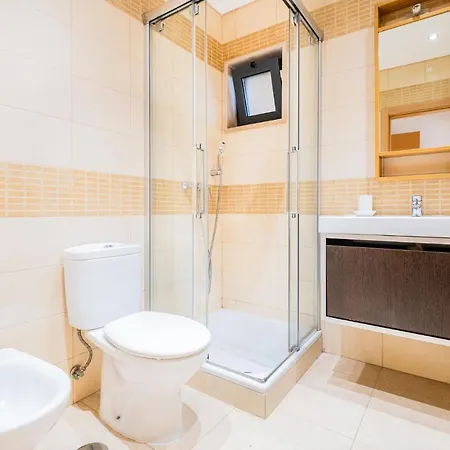 Cozy With Pool And Barbecue