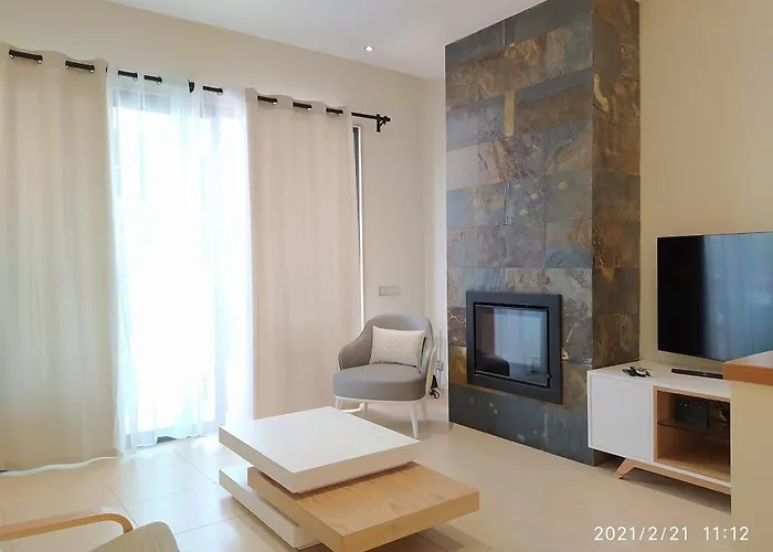 Cozy With Pool And Barbecue