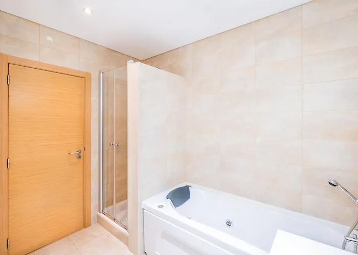 Cozy With Pool And Barbecue