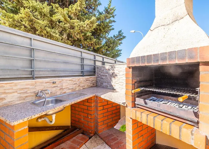 Cozy With Pool And Barbecue 度假居