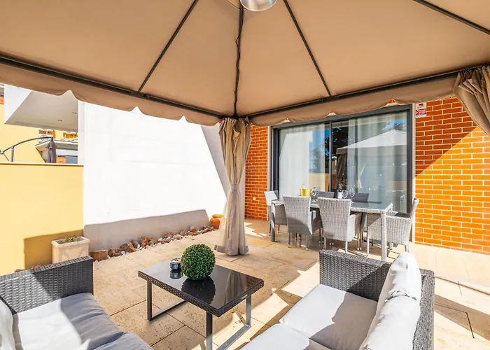 Cozy With Pool And Barbecue *